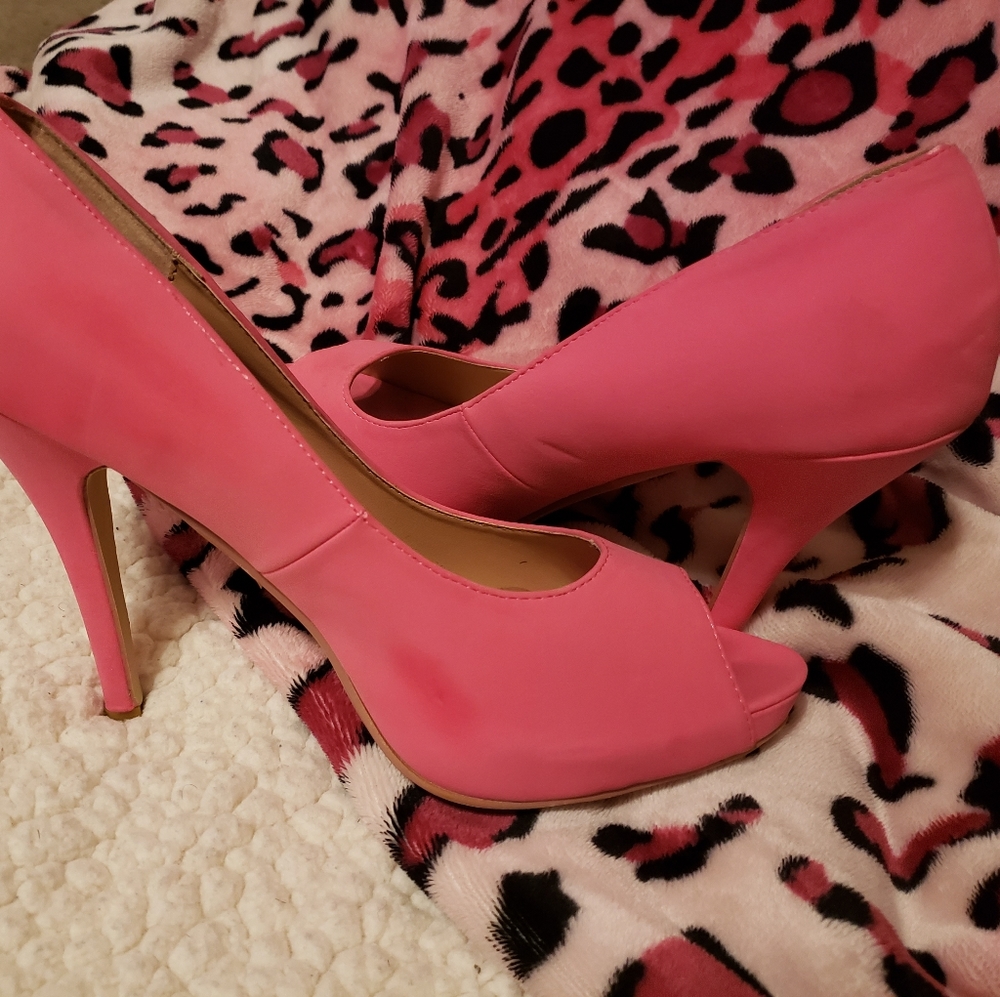 Pink Pumps! - Picture 3 of 3